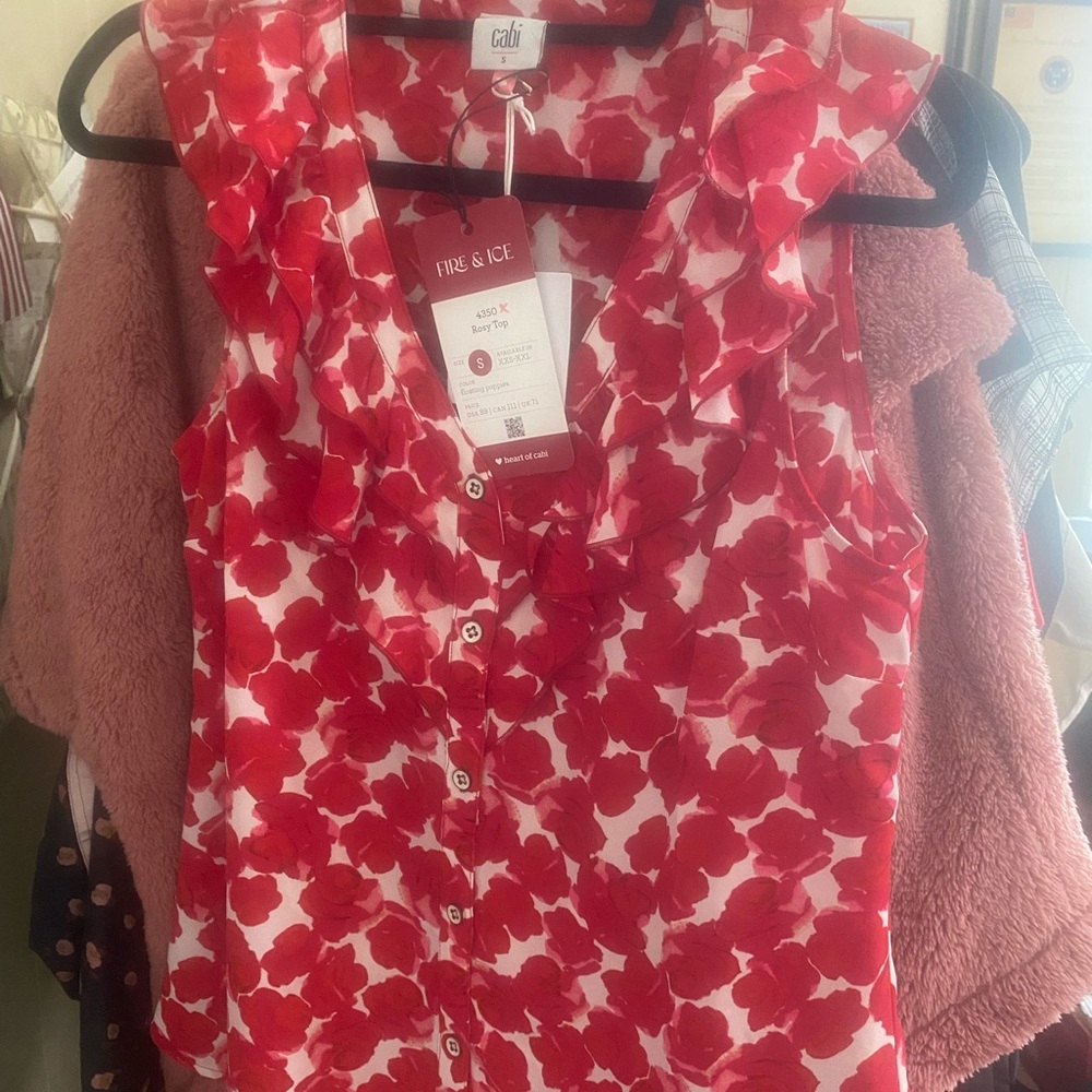 048 NEW Cabi Rosy Top Never Worn no smoke or animal home